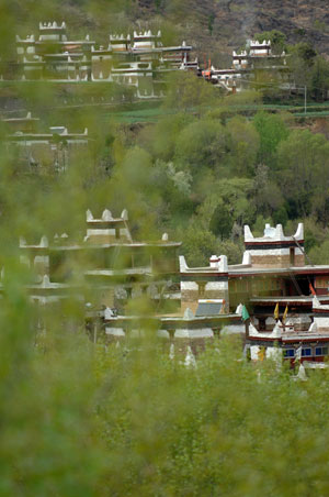 The picture taken on March 24, 2009 shows a beautiful view of Jiaju Tibetan Village in Tibetan Autonomous Prefecture of Garze in southwest China's Sichuan Province. 