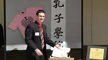 A US volunteer uses Chinese language to introduce the Confucius Institute at San Diego State University during its unveiling ceremony in southern California, the United States, on March 26, 2009. The Confucius Institute, jointly set up by by San Diego State University and China's Xiamen University, was unveiled on Thursday.