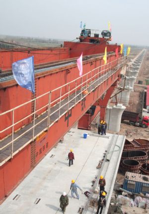 Photo taken on March 27, 2009 shows the construction site of Cangzhou passage of the Beijing-Shanghai Express Railway in Cangzhou, north China's Hebei Province. The construction of 137.8-kilometre-long Cangzhou passage kicked off on Thursday.