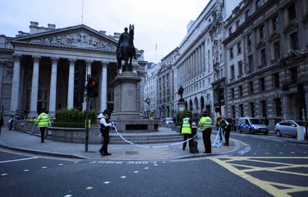 Police officers work in front of the building of the Royal Exchange in London on March 31, 2009. A suspected package was found near the building of the Royal Exchange on Tuesday. Police sealed off the area, but shortly afterwards an all clear order was given. London police have tightened security for the summit of the Group of 20 Countries to protect the meeting from possible violent protests. 