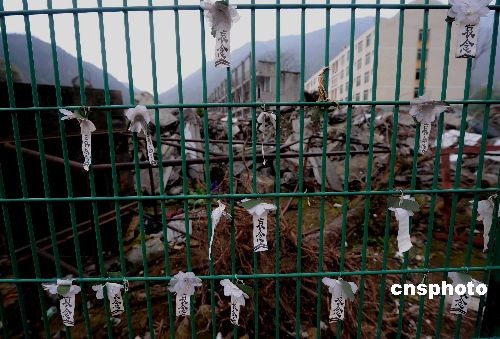 Mourning messages were left on the iron fence enclosing the ruined Beichuan middle school campus in Beichuan County, southwest China's Sichuan Province.