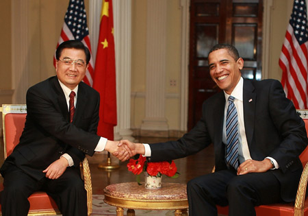 Chinese President Hu Jintao (L) shakes hands with US President Barack Obama during their meeting in London, Britain, on April 1, 2009. 