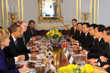 Chinese President Hu Jintao (2nd R) and US President Barack Obama (2nd L) meet in London, Britain, on April 1, 2009. 