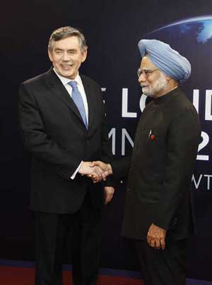 IIndian Prime Minister Manmohan Singh (R) arrives at ExCel center and is greeted by British Prime Minister Gordon Brown for the summit of the Group of 20 Countries (G20) in London on April 2, 2009.