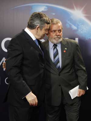 Brazilian President Luiz Inacio Lula da Silva (R) arrives at ExCel center and is greeted by British Prime Minister Gordon Brown for the summit of the Group of 20 Countries (G20) in London on April 2, 2009.