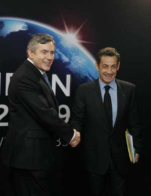 French President Nicolas Sarkozy (R) arrives at ExCel center and is greeted by British Prime Minister Gordon Brown for the summit of the Group of 20 Countries (G20) in London on April 2, 2009. 