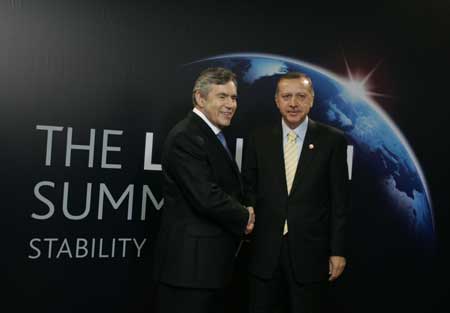 Turkish Prime Minister Recap Tayyip Erdogan (R) arrives at ExCel center and is greeted by British Prime Minister Gordon Brown for the summit of the Group of 20 Countries (G20) in London on April 2, 2009.