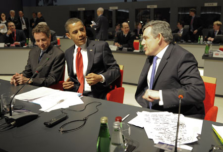 British Prime Minister Gordon Brown (R) talks with United President Barack Obama at the summit of the Group of 20 Countries (G20) on Financial Markets and World Economy at ExCel center in London on April 2, 2009. The G20 summit is held in London on April 2. 