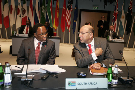 President of South Africa Kgalema Motlanthe (L) and Finance Minister Trevor Manuel attend the summit of the Group of 20 Countries (G20) on Financial Markets and World Economy at ExCel center in London on April 2, 2009. The G20 summit is held in London on April 2. 