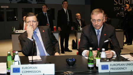 President of the European Commission Jose Manuel Barosso (L) and Prime Minister of Czech Republic Mirek Topolanek, whose country holds the rotating presidency of the European Union, attend the summit of the Group of 20 Countries (G20) on Financial Markets and World Economy at ExCel center in London on April 2, 2009. The G20 summit is held in London on April 2. 