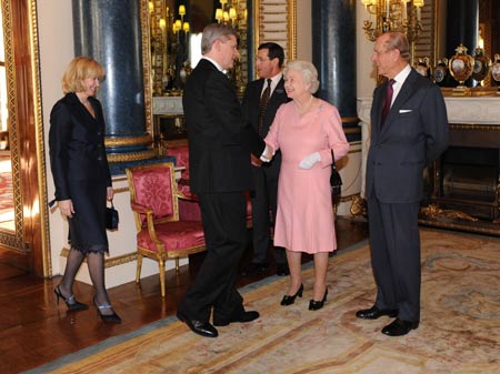 British Queen Elizabeth II (2nd R) talks with Canadian Prime Minister Stephen Harper (2nd L) during a reception hosted by the queen for leaders of the Group of 20 Countries (G20) at Buckingham Palace in London on April 1, 2009. The G20 Summit on Financial Markets and World Economy will be held in London on April 2. 