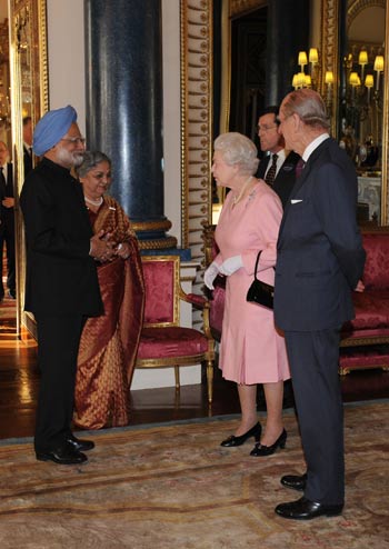 British Queen Elizabeth II (2nd R) talks with Indian Prime Minister Manmohan Singh (1st L) during a reception hosted by the queen for leaders of the Group of 20 Countries (G20) at Buckingham Palace in London on April 1, 2009. The G20 Summit on Financial Markets and World Economy will be held in London on April 2.