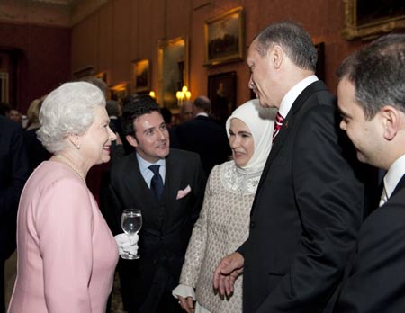 British Queen Elizabeth II (1st L) talks with Turkish Prime Minister Recap Tayyip Erdogan (2nd R) during a reception hosted by the queen for leaders of the Group of 20 Countries (G20) at Buckingham Palace in London on April 1, 2009. The G20 Summit on Financial Markets and World Economy will be held in London on April 2.