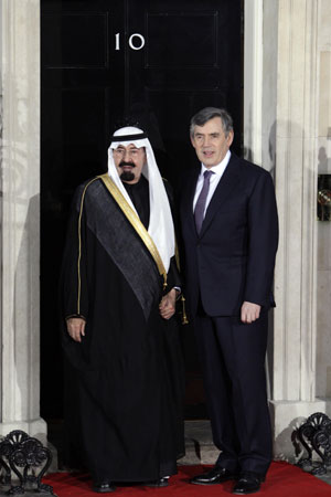 British Prime Minister Gordon Brown (R) shakes hands with Saudi King Abdullah bin Abdul-Aziz at No. 10 Downing Street in London April 1, 2009. Brown hosted a working dinner for the leaders attending the Group of 20 Countries (G20) summit at No.10 Downing Street on April 1, 2009. The G20 Summit on Financial Markets and World Economy will be held in London on April 2. 