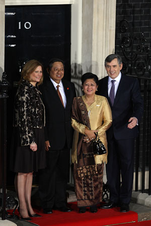 Indonesian President Susilo Bambang Yudhoyono (2L) and his wife Kristiani Herawaati are greeted by British Prime Minister Gordon Brown and his wife Sarah as they arrive at No. 10 Downing Street in London April 1, 2009. Brown hosted a working dinner for the leaders attending the Group of 20 Countries (G20) summit at No.10 Downing Street on April 1, 2009. The G20 Summit on Financial Markets and World Economy will be held in London on April 2. 