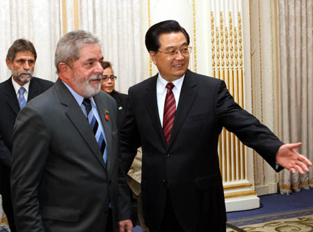 Chinese President Hu Jintao (R, front) meets his Brazilian counterpart Luiz Inacio Lula da Silva (L, front) in London, Britain, on April 2, 2009. 