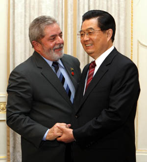 Chinese President Hu Jintao (R) meets his Brazilian counterpart Luiz Inacio Lula da Silva in London, Britain, on April 2, 2009.