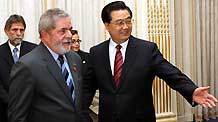 Chinese President Hu Jintao (R, front) meets his Brazilian counterpart Luiz Inacio Lula da Silva (L, front) in London, Britain, on April 2, 2009.