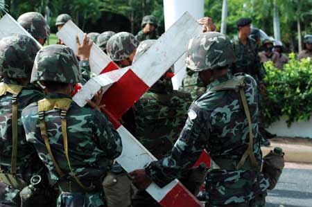 Soldiers place a barricade at the front gate of the Royal Cliff Beach Resort Hotel, the venue of the 14th ASEAN Summit and Related Summits, in Pattaya, Thailand, on April 11, 2009.