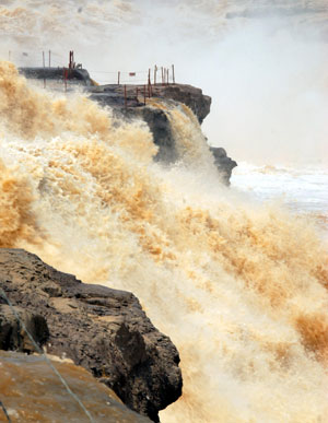 Photo taken on April 12, 2009 shows the spectacular torrential Hukou (Kettle Mouth) Waterfall on the Yellow River, in Yichuan, northwest China&apos;s Shaanxi Province. The scenery zone of Hukou Waterfall has been reopened to tourists as of April 1 after a moratorium on account of unprecedented ice floes jam on the Yellow River in early January.