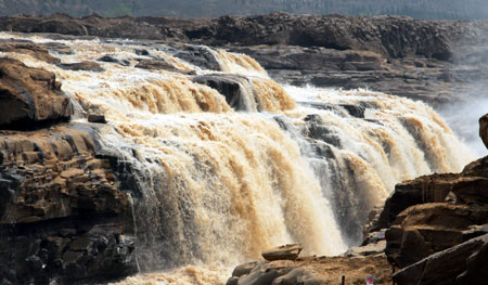 Photo taken on April 12, 2009 shows the Erdaohe Waterfall to the east bank of of Hukou (Kettle Mouth) Cataract on the Yellow River, in Jixian County, north China&apos;s Shanxi Province.