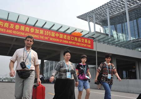 Exhibitors arrive at the venue of the 105th China Import and Export Fair, also Guangdong Fair, in Guangzhou, south China's Guangdong Province on April 15, 2009. 