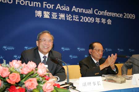 Zeng Peiyan (L), China's Chief Representative to Boao Forum for Asia (BFA) and former Chinese Vice Premier, delivers a speech after being elected as the 13th member and Vice Chairman of BFA Board of Directors Meeting, in Boao, a scenic town in south China's Hainan Province, on April 16, 2009. The BFA Members General Meeting was held on Thursday. 