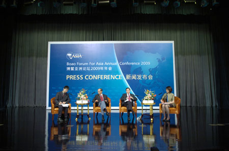 Long Yongtu (R2), Secretary General of Boao Forum for Asia (BFA), and Fidel Valdez Ramos (L2), BFA Chairman of Board of Directors and former President of Philippines, attend the press conference of BFA Annual Conference 2009 in Boao, a scenic town in south China's Hainan Province, on April 17, 2009. The press conference of BFA Annual Conference 2009 was held in Boao on Friday. 
