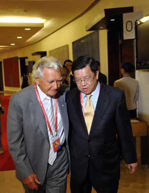 Long Yongtu (R), Secretary General of Boao Forum for Asia (BFA), talks with Bob Hawke, former Australian Prime Minister, before the BFA Board of Directors Meeting, in Boao, a scenic town in south China's Hainan Province, on April 16, 2009.