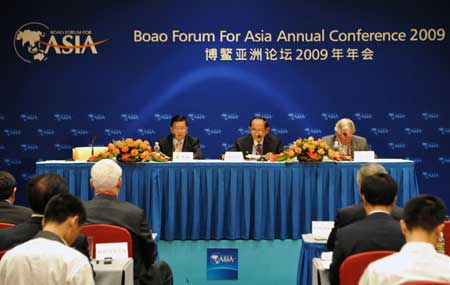 Long Yongtu (L), Secretary General of Boao Forum for Asia (BFA), Fidel Valdez Ramos (C), BFA Chairman of Board of Directors and former President of Philippines and Bob Hawke, former Australian Prime Minister attend the BFA Members General Meeting in Boao, a scenic town in south China's Hainan Province, on April 16, 2009. The BFA Members General Meeting was held here on Thursday. 