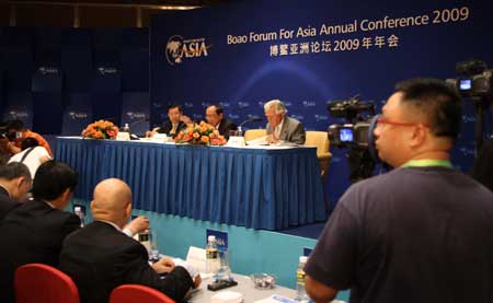 Long Yongtu (back, L), Secretary General of Boao Forum for Asia (BFA), Fidel Valdez Ramos (back, C), BFA Chairman of Board of Directors and former President of Philippines and Bob Hawke (back, R), former Australian Prime Minister attend the BFA Members General Meeting in Boao, a scenic town in south China's Hainan Province, on April 16, 2009. The BFA Members General Meeting was held here on Thursday.