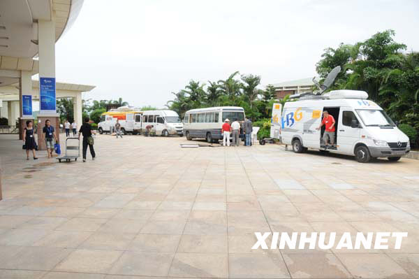 Photo taken on April 16, 2009, shows TV relaying vehicles parking outside the venue of the Boao Forum for Asia (BFA) Annual Conference 2009, in Boao, a scenic town in south China's Hainan Province. The 3-day BFA Annual Conference 2009 will kick off here Friday with the theme of 'Asia: Managing Beyond Crisis.'