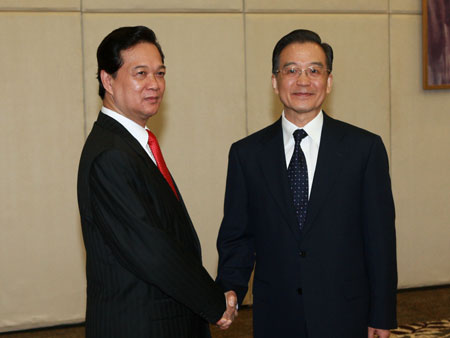 Chinese Premier Wen Jiabao (R) meets with his Vietnamese counterpart Nguyen Tan Dung in Sanya, south China's Hainan Province, on April 17, 2009. Nguyen Tan Dung arrived here to attend the Boao Forum for Asia (BFA) Annual Conference 2009 which would be held in Boao, a scenic town in Hainan from April 17 to 19.
