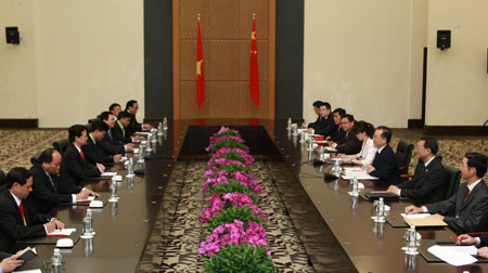 Chinese Premier Wen Jiabao (R3) meets with his Vietnamese counterpart Nguyen Tan Dung (L3) in Sanya, south China's Hainan Province, on April 17, 2009. Nguyen Tan Dung arrived here to attend the Boao Forum for Asia (BFA) Annual Conference 2009 which would be held in Boao, a scenic town in Hainan from April 17 to 19.