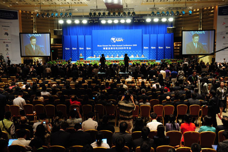 Delegates attend the opening plenary of Boao Forum for Asia (BFA) Annual Conference 2009 in Boao, a scenic town in south China&apos;s Hainan Province, on April 18, 2009. The BFA Annual Conference 2009 opened in Sanya on Saturday with the theme of &apos;Asia: Managing Beyond Crisis&apos;.