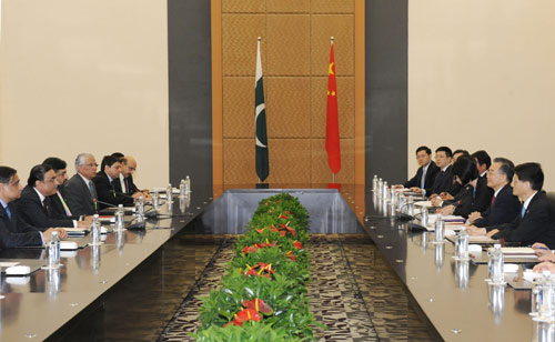 Chinese Premier Wen Jiabao (R2) meets with Pakistani President Asif Ali Zardari (L2) in Sanya, south China's Hainan Province, on April 17, 2009. Zardari arrived here to attend the Boao Forum for Asia (BFA) Annual Conference 2009 which would be held in Boao, Hainan from April 17 to 19.