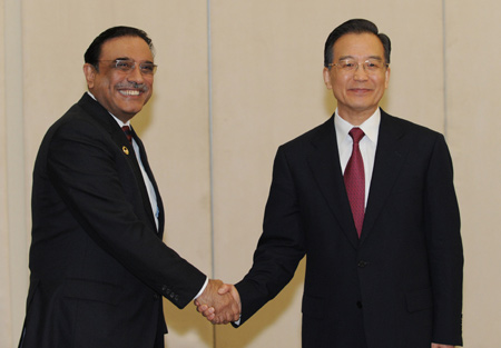 Chinese Premier Wen Jiabao (R) meets with Pakistani President Asif Ali Zardari in Sanya, south China's Hainan Province, on April 17, 2009. Zardari arrived here to attend the Boao Forum for Asia (BFA) Annual Conference 2009 which would be held in Boao, Hainan from April 17 to 19. 