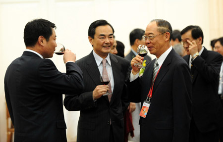 State Council Taiwan Affairs Office Director Wang Yi (L2) and Fredrick Chien (L3),top advisor of Taiwan-based Cross-Straits Common Market Foundation, attend the welcoming cocktail party in Boao, south China's Hainan Province, on April 17, 2009. 