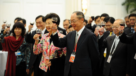 Fredrick Chien (front, C),top advisor of Taiwan-based Cross-Straits Common Market Foundation, attends the welcoming cocktail party in Boao, south China's Hainan Province, on April 17, 2009. 