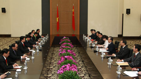 Chinese Premier Wen Jiabao (R3) meets with his Vietnamese counterpart Nguyen Tan Dung (L3) in Sanya, south China's Hainan Province, on April 17, 2009. Nguyen Tan Dung arrived here to attend the Boao Forum for Asia (BFA) Annual Conference 2009 which would be held in Boao, a scenic town in Hainan from April 17 to 19. 