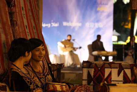 People attend the Sabic reception cocktail party during the Boao Forum for Asia (BFA)Annual Conference 2009 in Boao, south China's Hainan Province, on April 17, 2009.