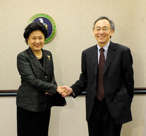 Visiting Chinese State Councilor Liu Yandong (L) meets with US Secretary of Energy Steven Chu in Washington on April 15, 2009.