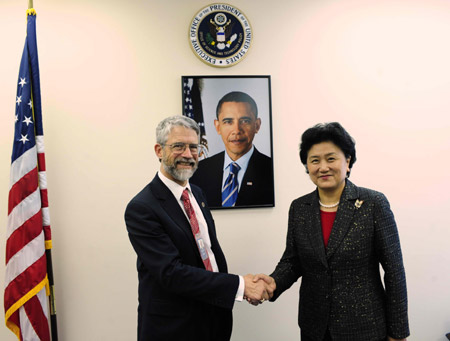 Visiting Chinese State Councilor Liu Yandong (R) meets with John Holdren, Assistant to the US President for Science and Technology and Director of the White House Office of Science and Technology Policy, in Washington on April 16, 2009. 