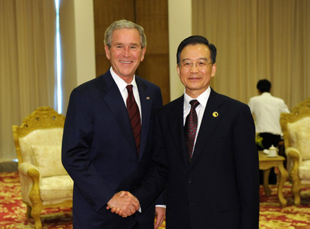 China's Premier Wen Jiabao (R) meets with former U.S. President George W. Bush, in Boao, south China's Hainan Province, on April 18, 2009. Bush arrived here to attend the Boao Forum for Asia (BFA) Annual Conference 2009 held from April 17 to 19. 