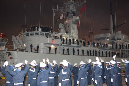 Chinese naval soldiers welcome the arrival of a Pakistani destroyer at the Qingdao port in east China's Shandong Province, April 18, 2009. 