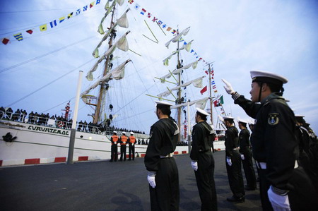 Chinese naval soldiers welcome the arrival of a Mexican military ship at the Qingdao port in east China's Shandong province, on April 18, 2009.