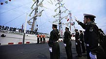 Chinese naval soldiers welcome the arrival of a Mexican military ship at the Qingdao port in east China's Shandong Province, on April 18, 2009.