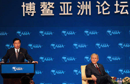 Former U.S. President George. W. Bush said Saturday that East Asia is playing a bigger role in global economy, and the world economic center has moved from Atlantic to Asia Pacific.