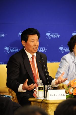 Wei Jiafu, President and CEO of China Ocean Shipping (Group) Company (COSCO), speaks at the forum about 'Managing in Periods of Volatility' during the Boao Forum for Asia (BFA)Annual Conference 2009 in Boao, south China's Hainan Province, on April 19, 2009. A forum featuring 'Managing in Periods of Volatility' was held here on Sunday. 