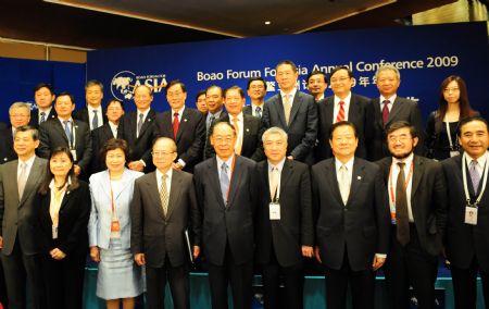 Participants pose for a group photo after the forum of 'International Financial Crisis and Cross-Straits Financial Cooperation' in Boao, south China's Hainan Province, on April 19, 2009. A forum featuring 'International Financial Crisis and Cross-Straits Financial Cooperation' was held here on Sunday. 